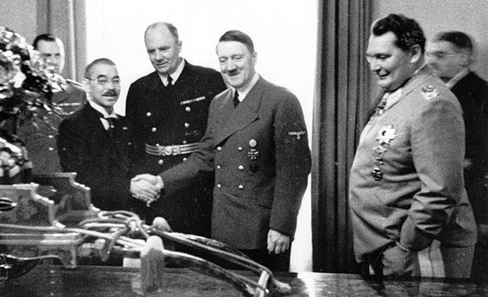 Tripartite Pact is signed, Adolf Hitler shakes hands with Japan's representative Saburo Kurusu